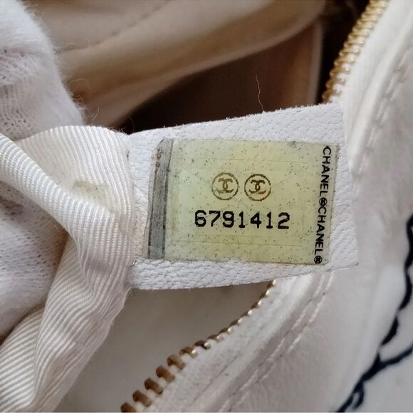 CHANEL White Quilted Handbag - Picture 13 of 13